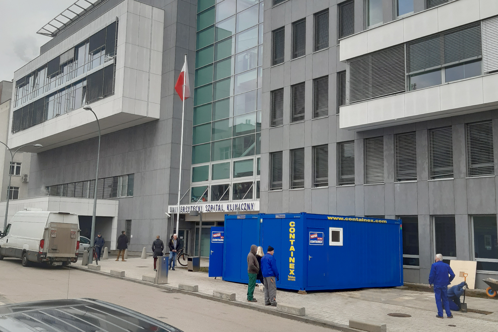 Szpital tymczasowy przy Szpitalu Uniwersyteckim w Białymstoku złożony z kontenerów marki Containex